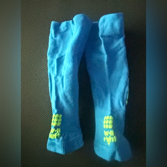 CEP RUNNING Ultralight Calf Compression Sleeves (women’s size II) in blue - Picture 3 of 7
